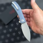 Set Specjalny Trollsky Knives Mandu XL Dark Bead Blast D2 Grey/Blue G10 z Pouchem Chili Pepper Team - obrazek 4