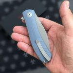 Set Specjalny Trollsky Knives Mandu XL Dark Bead Blast D2 Grey/Blue G10 z Pouchem Chili Pepper Team - obrazek 2