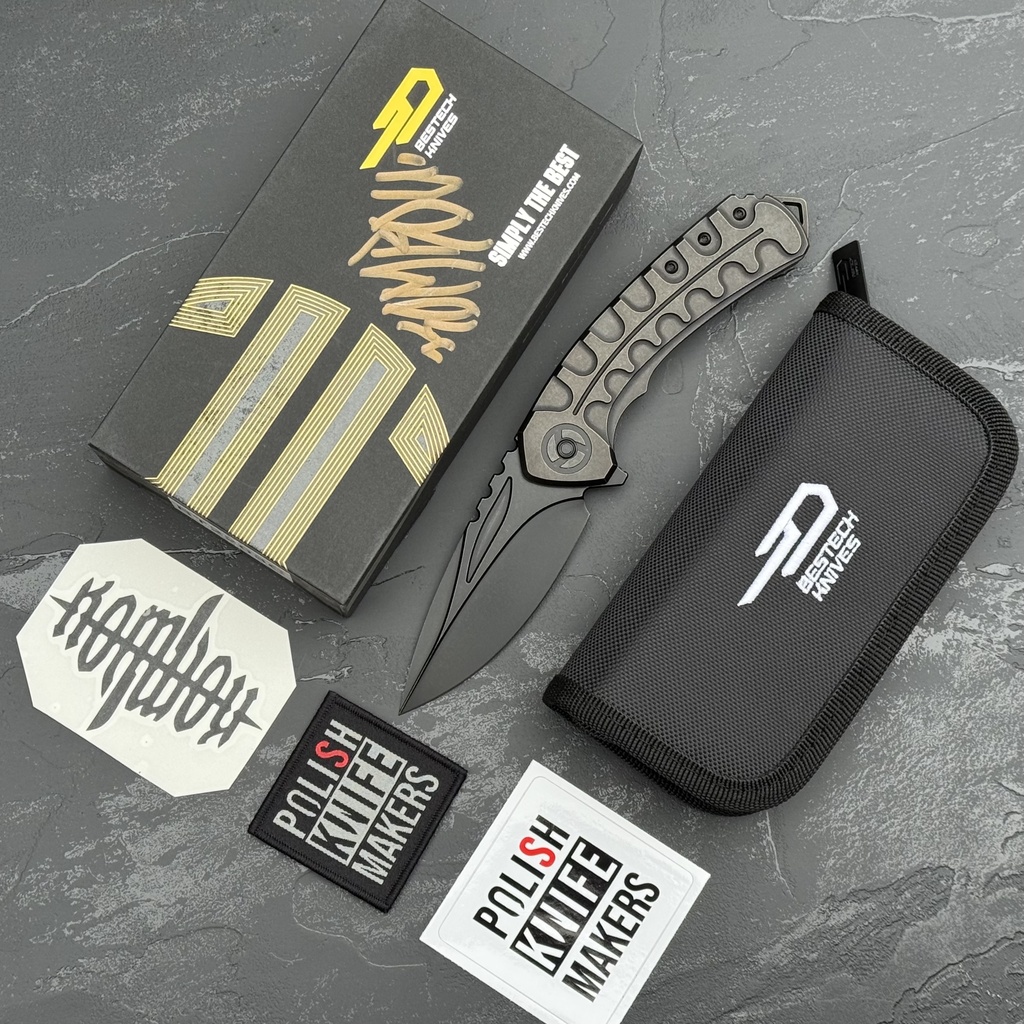 Nóż Składany Bestech Buwaya BT2203C by Kombou - SPECJALNY SET KOLEKCJONERSKI Z AUTOGRAFEM | Black Stonewashed M390 Black Titanium