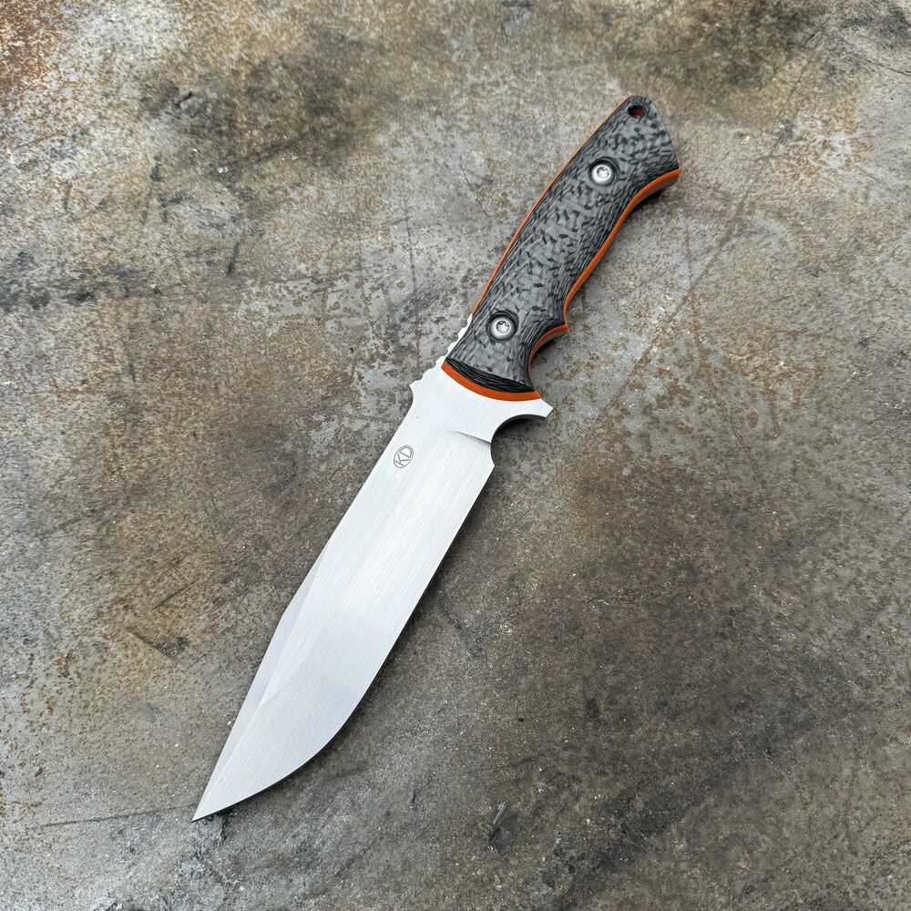 Nóż KD Knives Kamil Długosz Defender Gen. 2C "Lava Glow" | Satin Elmax Carbon Fiber Thick Orange Spacers Kydex