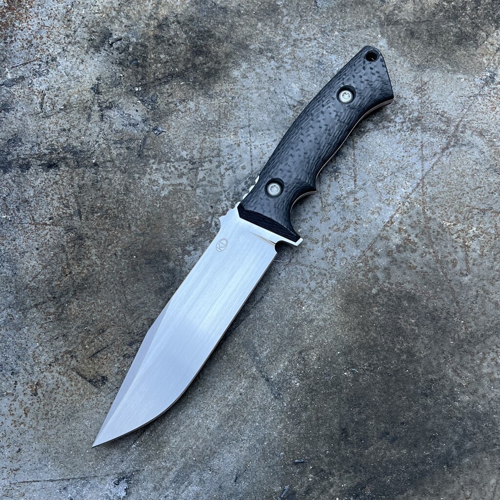 Nóż KD Knives Kamil Długosz Defender Gen. 2 "Carbon & Blaze" | Satin Elmax Carbon Fiber Red Spacers