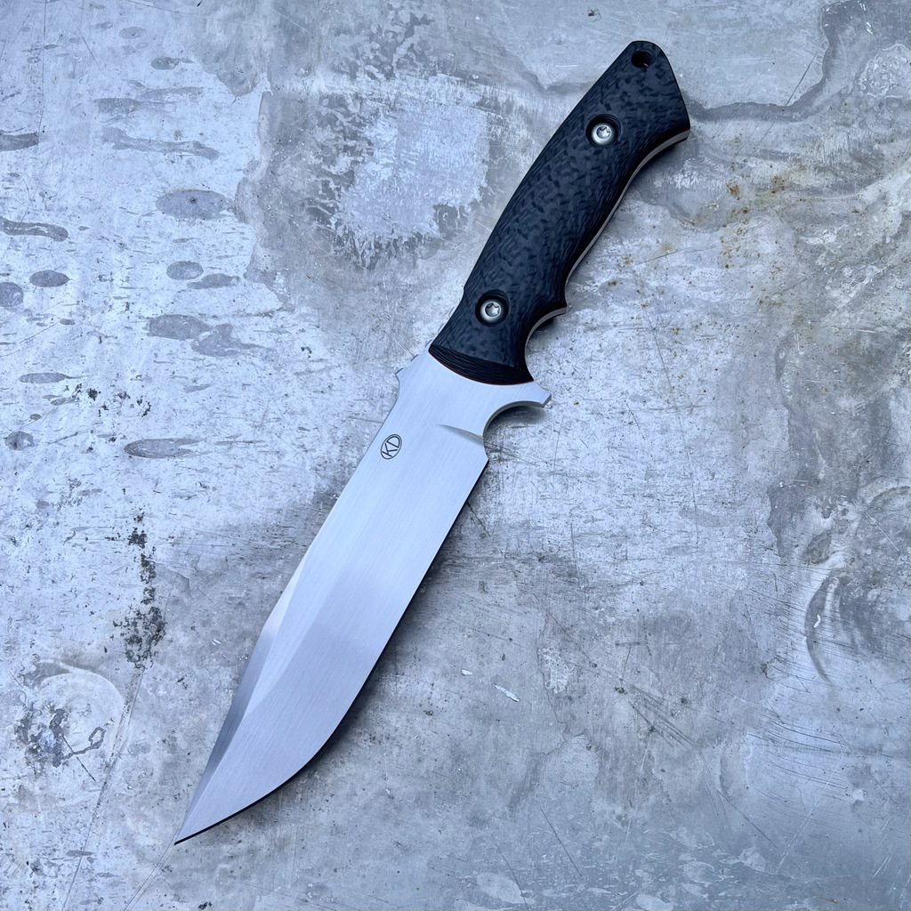 Nóż KD Knives Kamil Długosz Defender Gen. 2C "Carbon & Blaze" | Satin Elmax Carbon Fiber Red Spacers