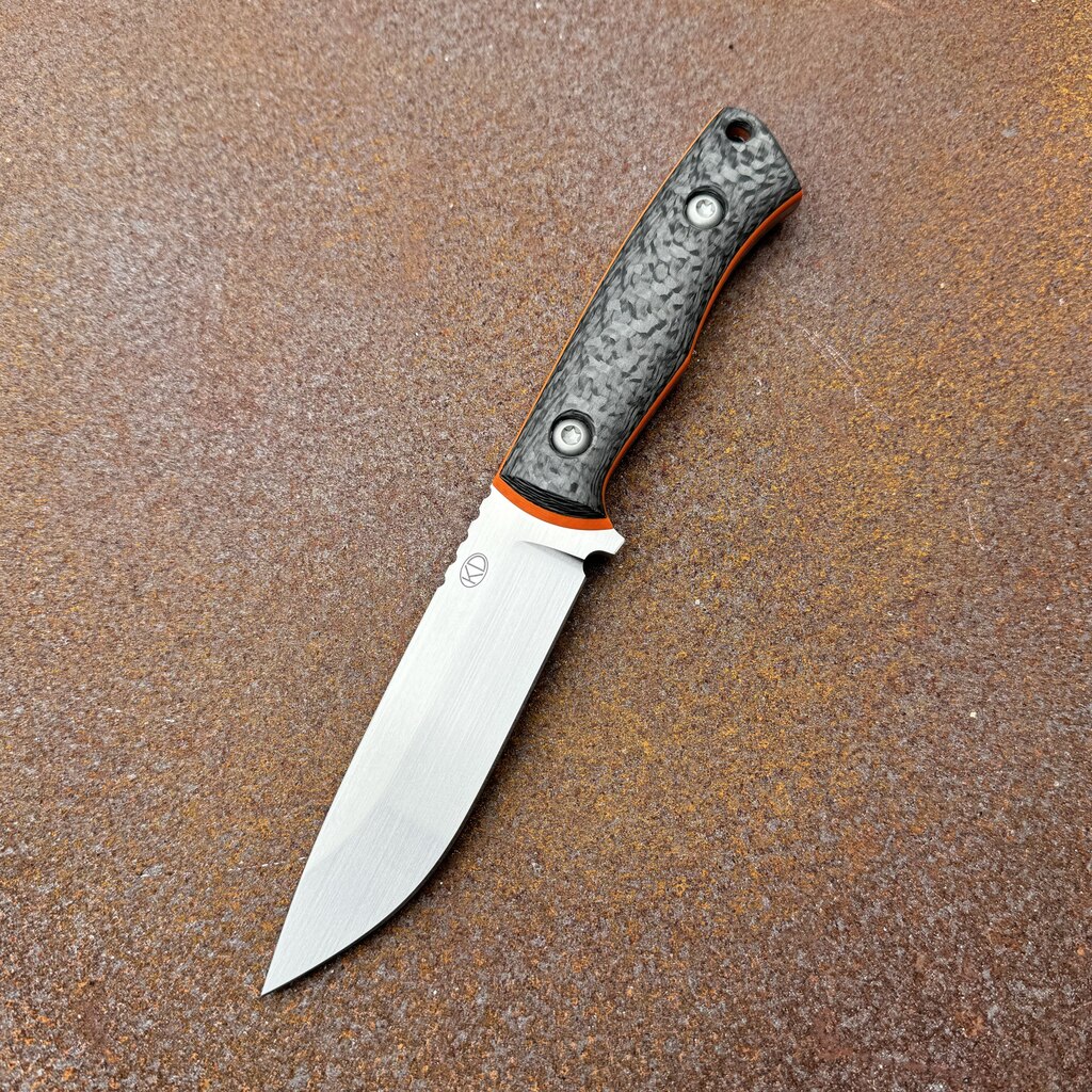 Nóż KD Knives Kamil Długosz Marauder "Lava Glow" | Satin Elmax Carbon Fiber Thick Orange Spacers Kydex