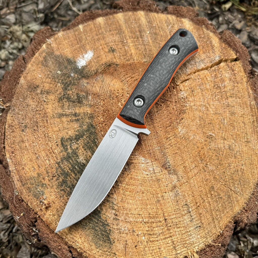 Nóż KD Knives Kamil Długosz Traveler "Lava Glow" | Satin Elmax Carbon Fiber Thick Orange Spacers Kydex
