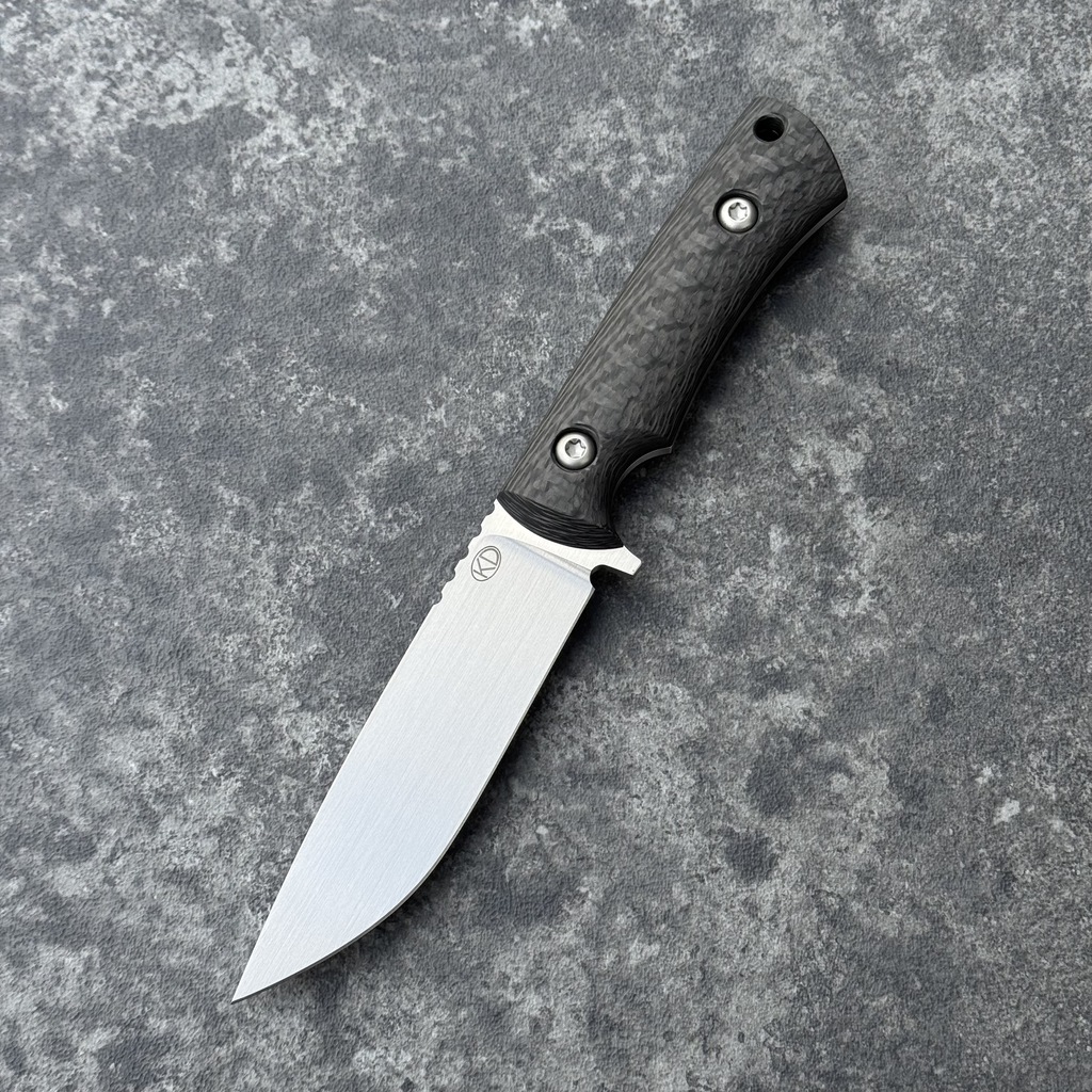 Nóż KD Knives Kamil Długosz Wayfarer V2 "Specter" | Satin M390 Carbon Fiber Black Kydex