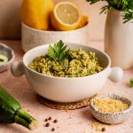 Lyommy Makaron orzo z pesto i wegańskim kurczakiem 350 g - obrazek 2