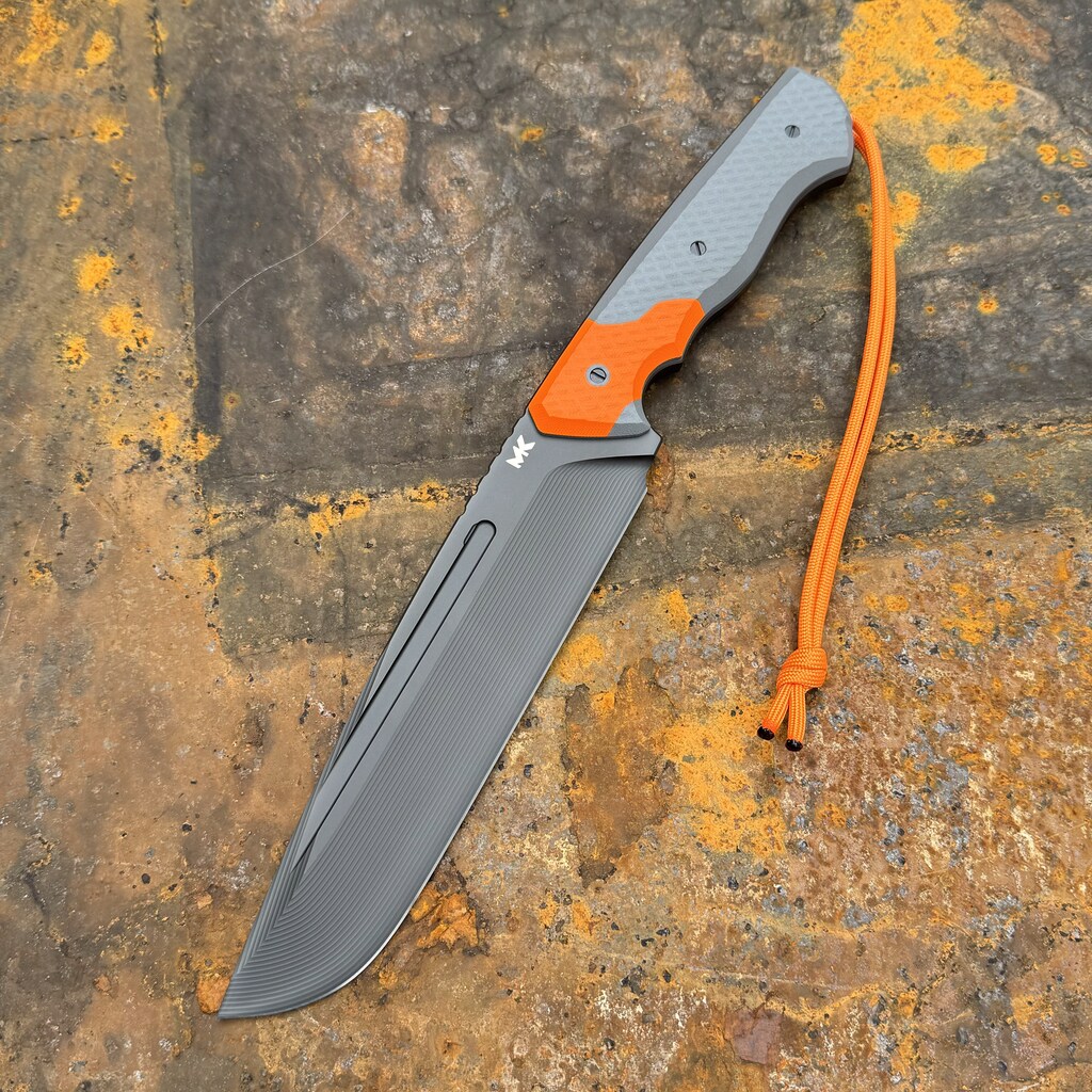 Nóż MK Knives & Tools Crowbar "Postapo" Black DLC Rigor Spine 8 Grey/Orange G10 Grey Kydex