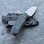 Nóż MK Knives & Tools Flin "Expedition" Glass Blasted M390 2-Tone Black/Navy Blue Canvas Micarta Yellow G10 Liners Black Kydex - obrazek 6