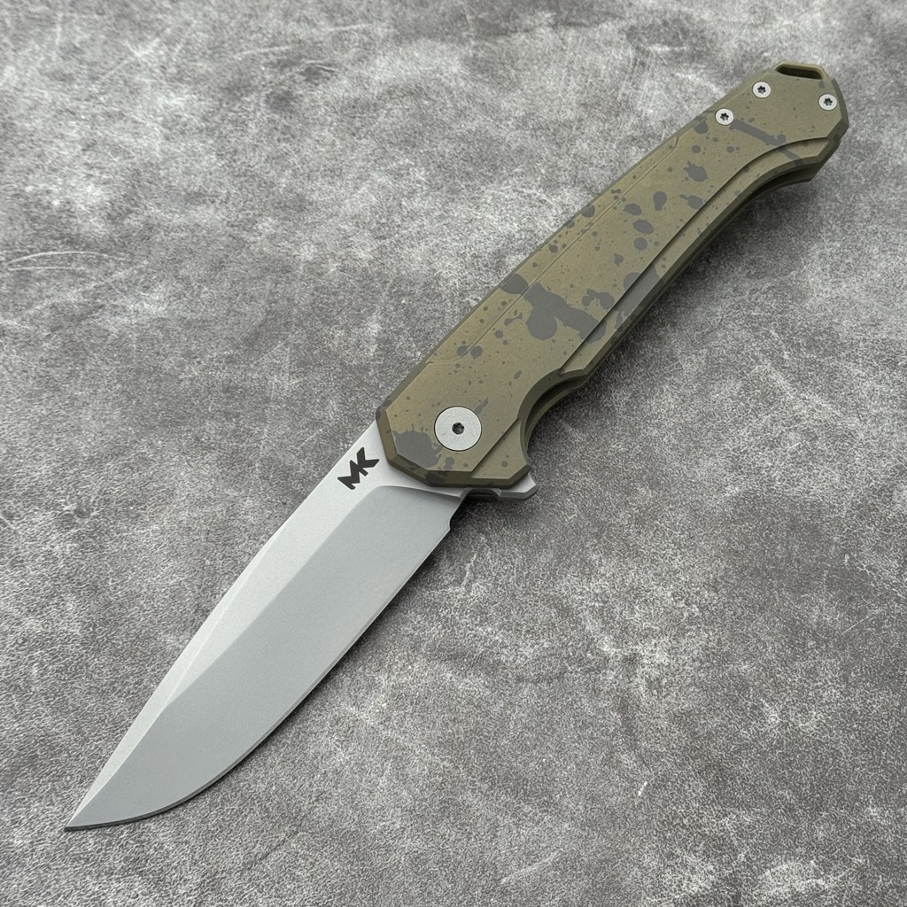 Nóż Składany MK Knives & Tools Ingeni MT 'Scatter 2' | Seria Mid-Tech Po Customizacji | Bead Blasted CPM-S90V Brass/Olive Anodized Titanium Flipper Frame Lock