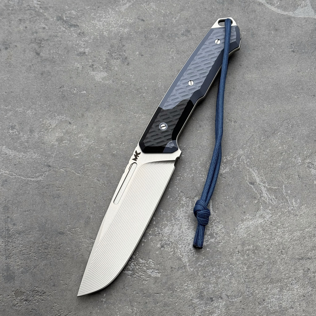 Nóż MK Knives & Tools Nomad 'FuturePunk' Glass Blasted Elmax Ash Blue/Black G10 Black Kydex