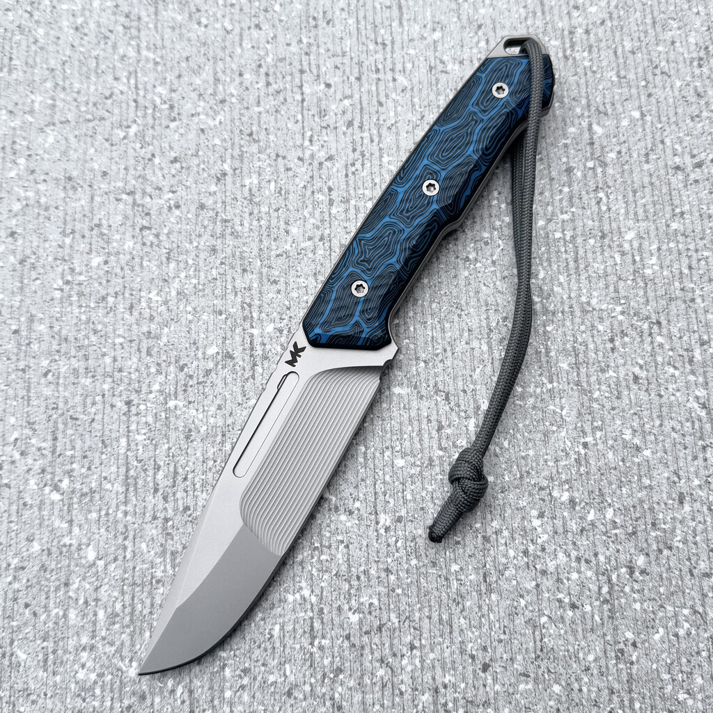 Nóż MK Knives & Tools Nomad "Postapo" Glass Blasted MagnaCut Double Grind Blue Turtle/Black G10 Black Carbon Holstex