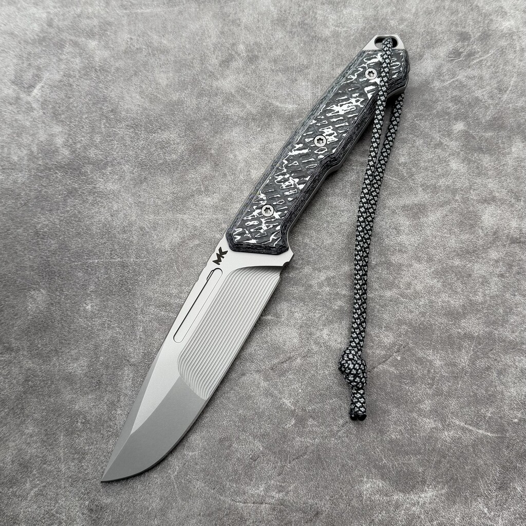 Nóż MK Knives & Tools Nomad "Postapo" Glass Blasted MagnaCut Double Grind White Storm FatCarbon/Black G10 Black Carbon Holstex