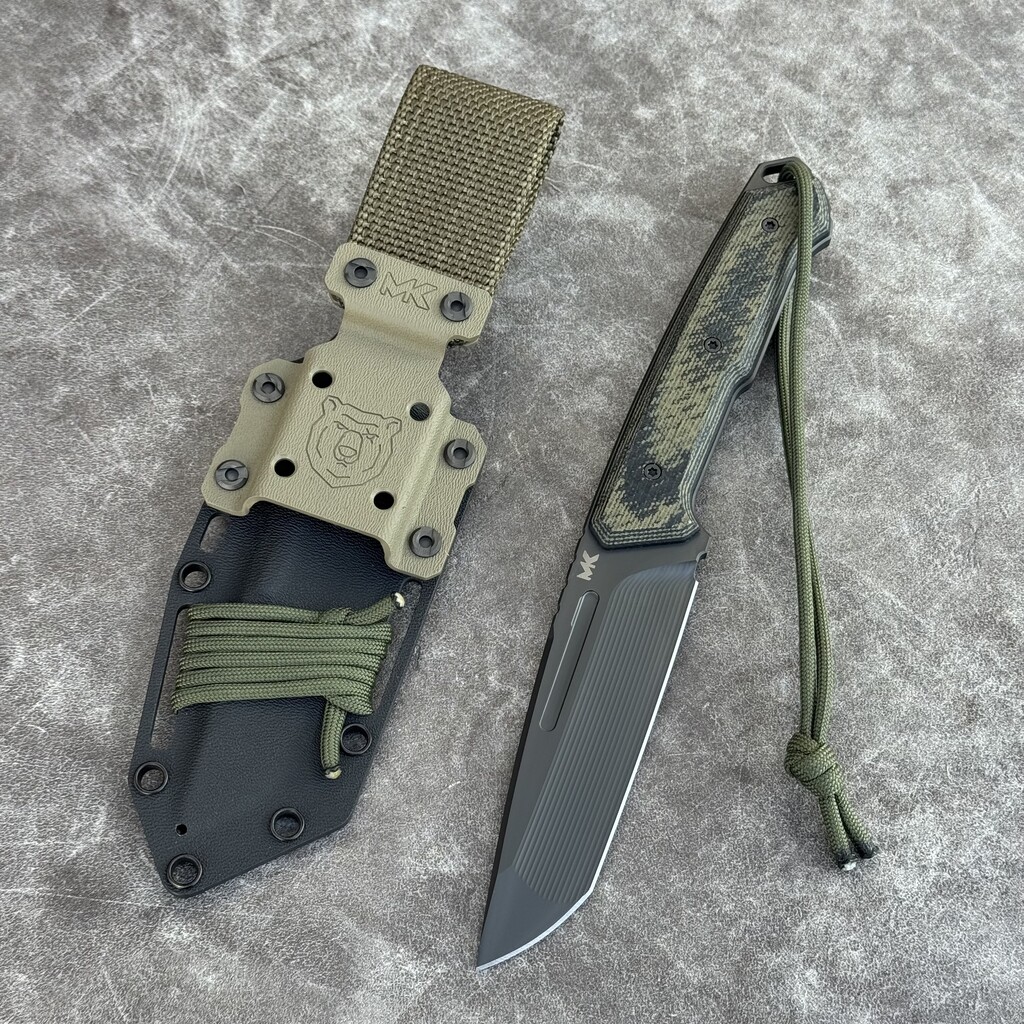 Nóż MK Knives & Tools Nomad Tanto "Fear The Bear" DLC Vanadis 4 Extra Olive/Black Micarta & Black G10 Black Kydex