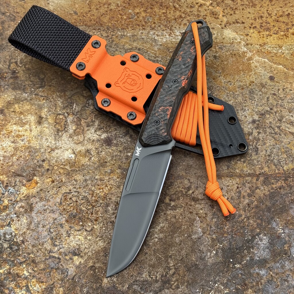 Nóż MK Knives & Tools Nomad "Fear The Bear" #100 DLC Vanadis 4 Extra Dark Matter Orange FatCarbon & Black G10 Black Holstex