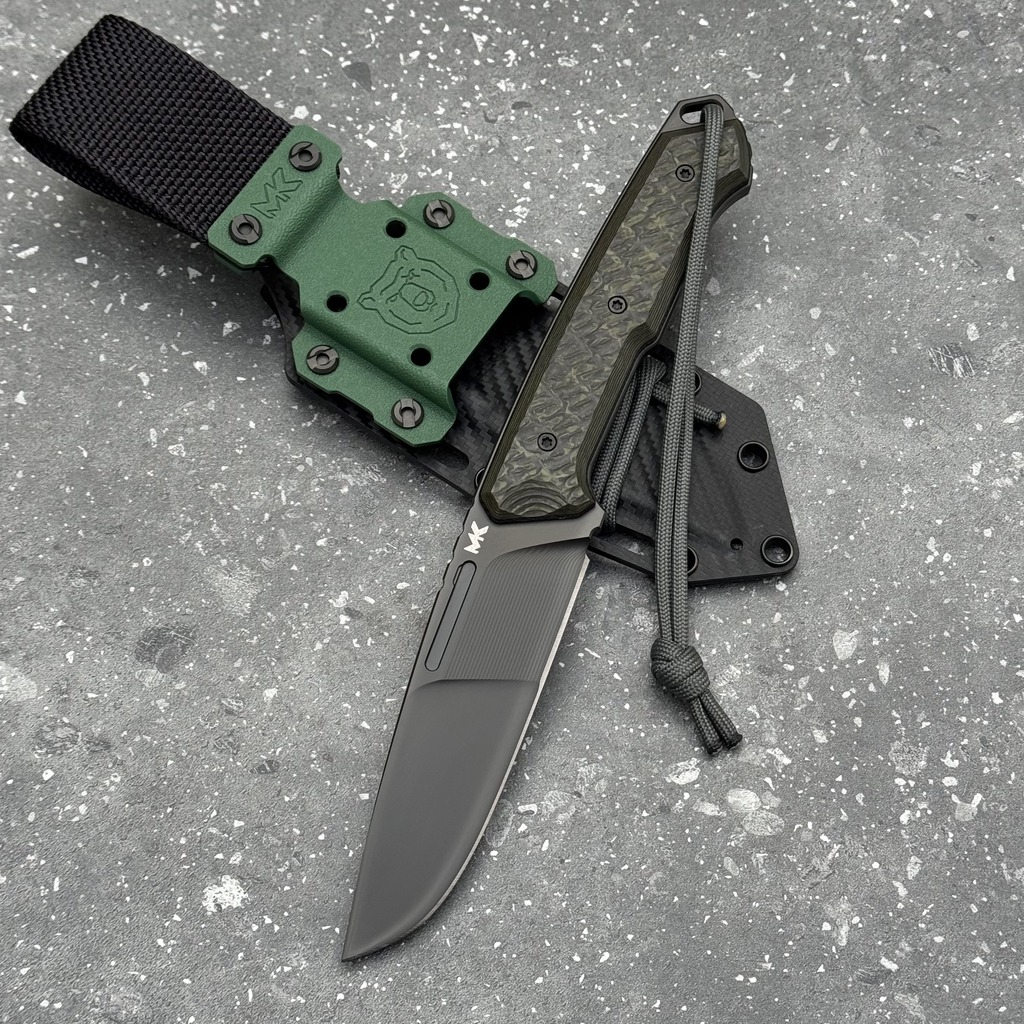 Nóż MK Knives & Tools Nomad "Fear The Bear" #99 DLC Vanadis 4 Extra Forest Green FatCarbon & Black G10 Black Holstex