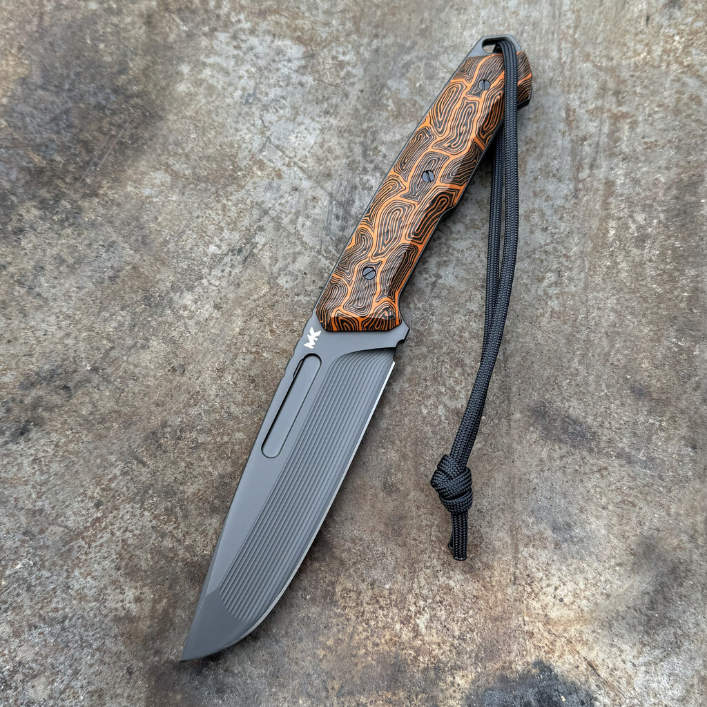 Nóż MK Knives & Tools Nomad "Postapo" DLC Vanadis 4 Extra Orange Turtle G10 Black Carbon Holstex