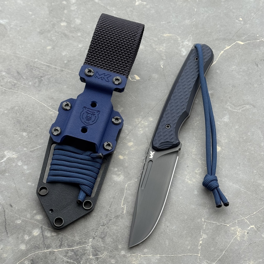 Nóż MK Knives & Tools Scout "Fear The Bear" Black DLC Vanadis 4 Extra Blue Canyon Richlite Black Kydex