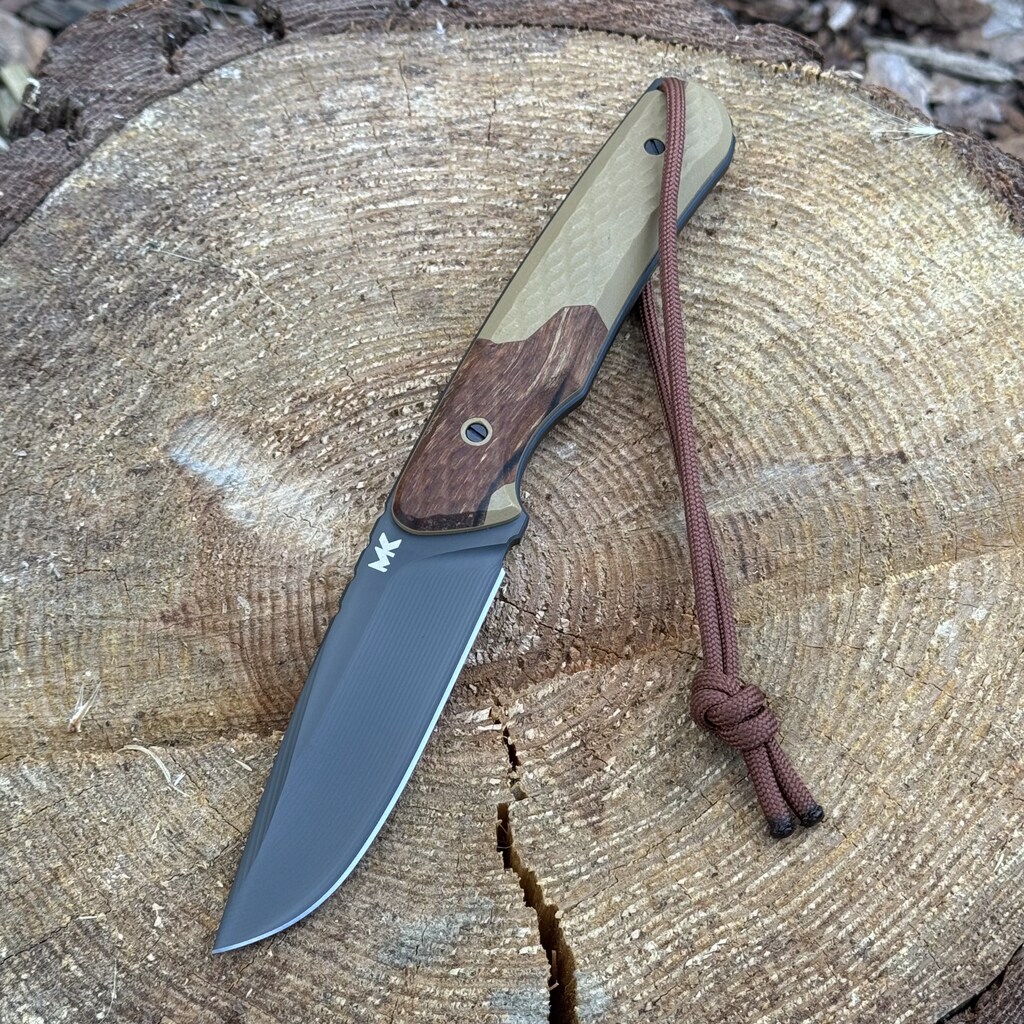 MK Knives Tools - Scout Wood Spirit MK-020039 01 Nóż MK Knives & Tools Scout "Wood Spirit" Black DLC Vanadis 4 Extra Olive G10/Stabilized Wood Coyote Kydex - obrazek 1