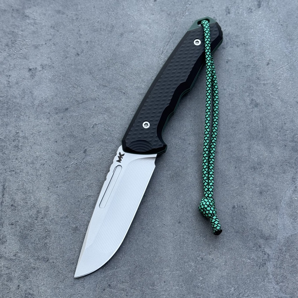 Nóż MK Knives & Tools Venn 'Fear The Bear' Bead Blasted MagnaCut Black Diamond Paper Micarta/Green G10 Liners Black Carbon Holstex