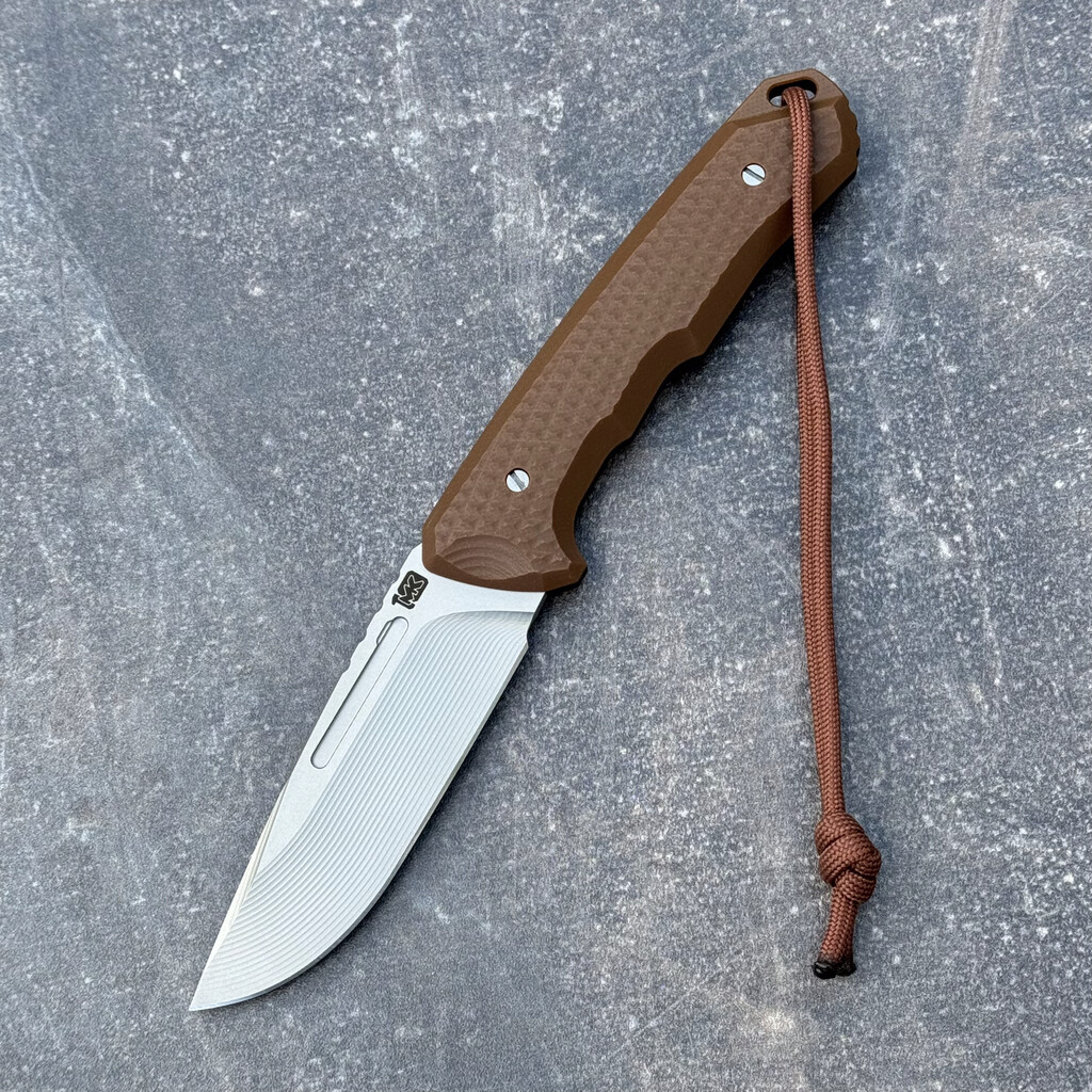 Nóż MK Knives & Tools Venn PROTOTYPE 10th Anniversary Logo Glass Blasted Elmax Brown G10/Black Liners Coyote Kydex