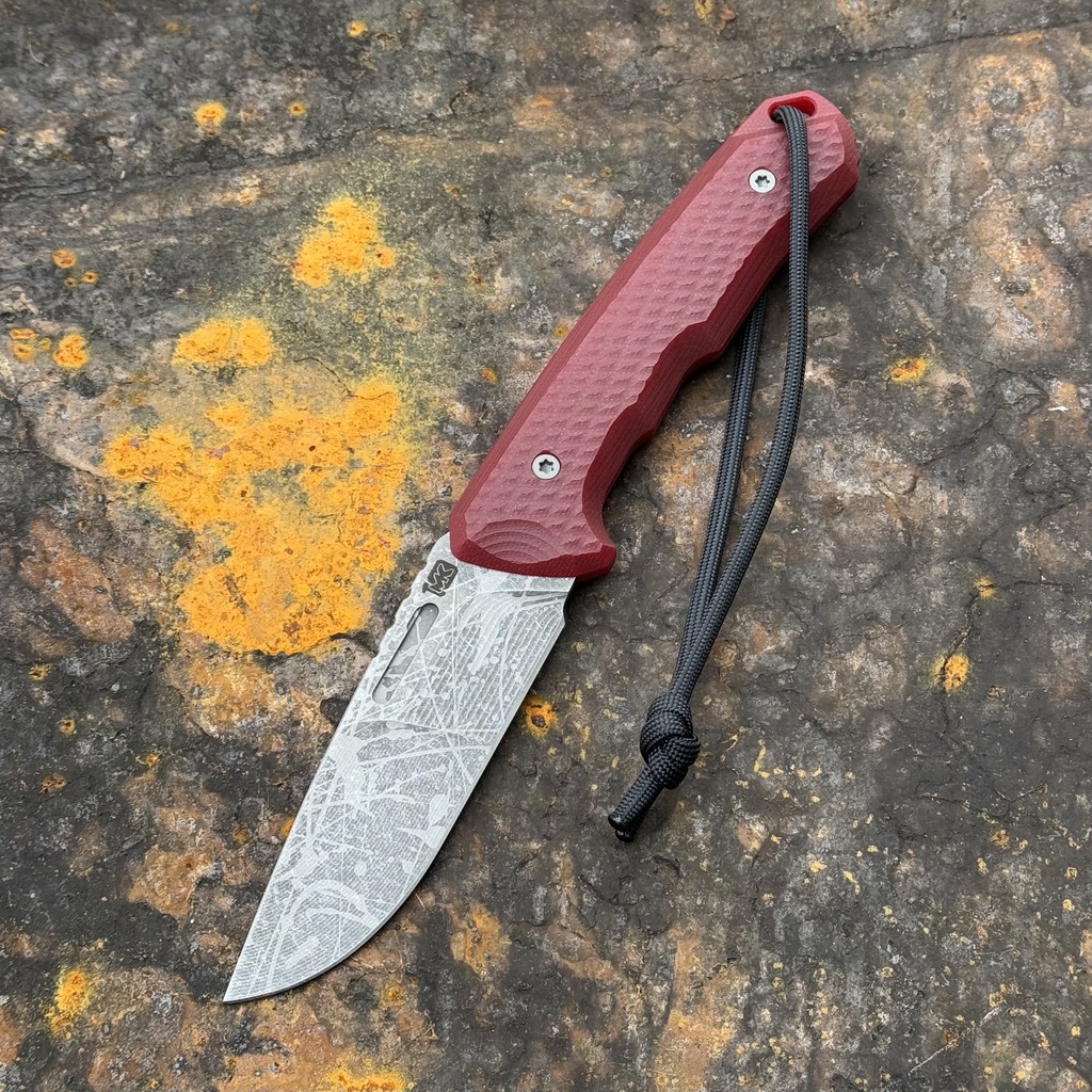 Nóż MK Knives & Tools Venn 'Postapo Zombie Blood' 10th Anniversary Logo Acid Stonewash Becut Ruby Red G10 Grey Kydex