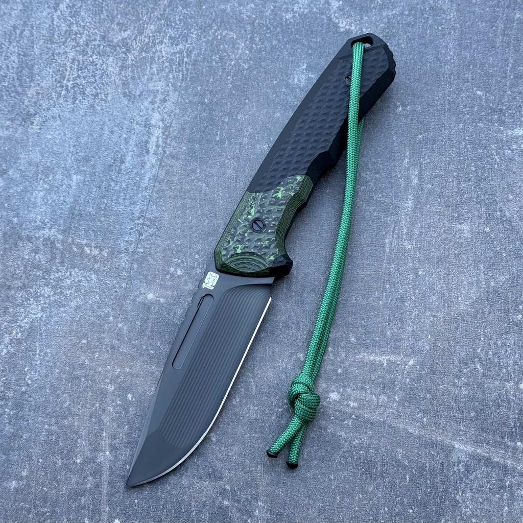 Nóż MK Knives & Tools Venn 'Postapo Jungle Wear' 10th Anniversary Logo DLC Vanadis 4 Extra Black G10/FatCarbon Black Carbon Holstex