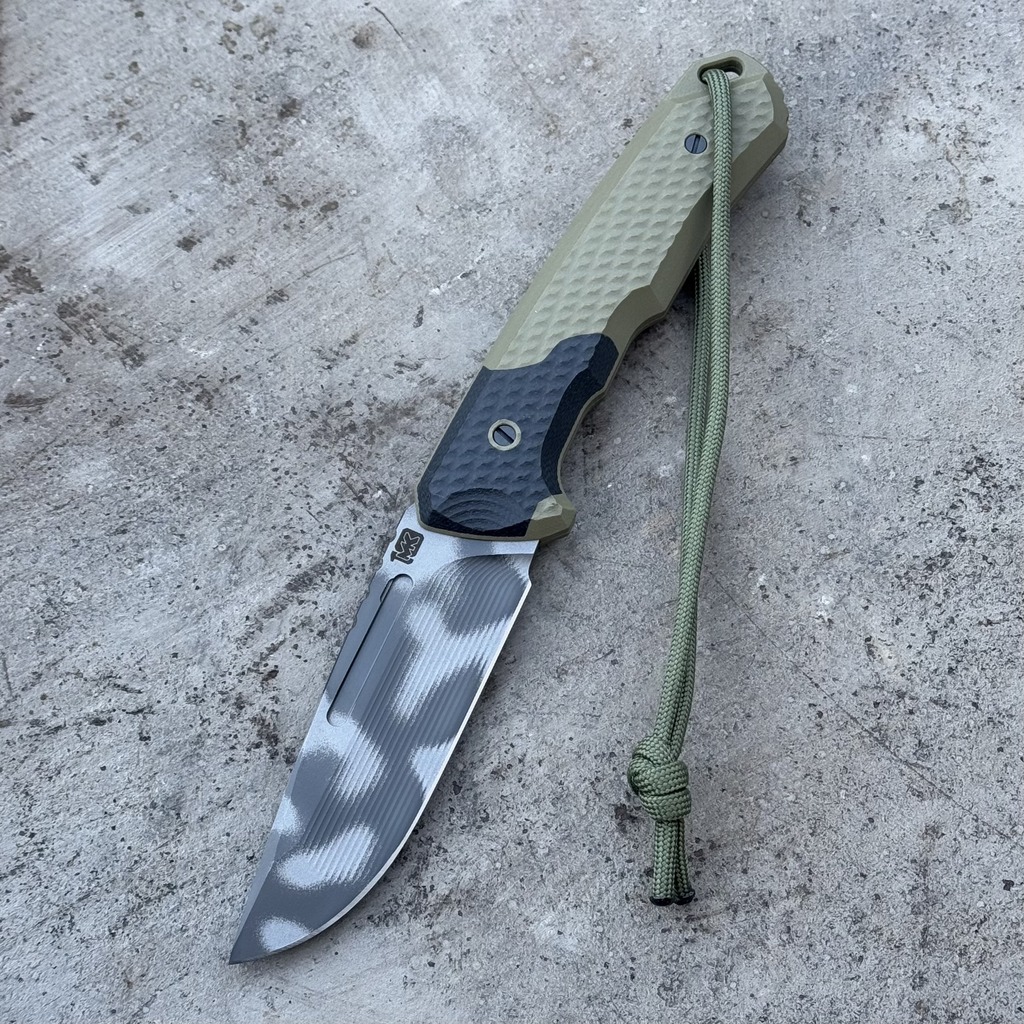 Nóż MK Knives & Tools Venn 'Postapo Camo' 10th Anniversary Logo DLC Vanadis 4 Extra OD Green/Black G10 Black Carbon Holstex