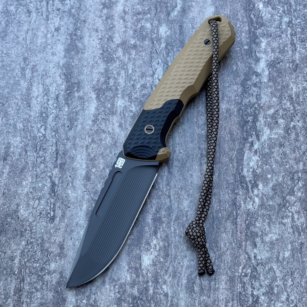 Nóż MK Knives & Tools Venn 'Postapo' 10th Anniversary Logo DLC Vanadis 4 Extra Coyote/Black G10 Black Carbon Holstex