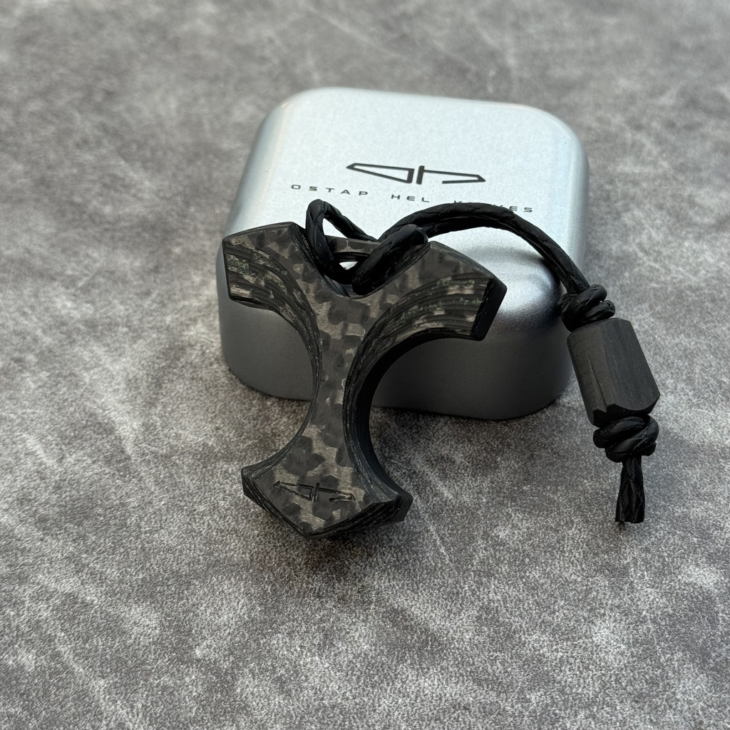 Ostap Hel Knives Mjolnir II Carbon Fiber GITD & Bead | Wisior Zawieszka Ozdoba EDC Worry Stone Świecący w Ciemnościach