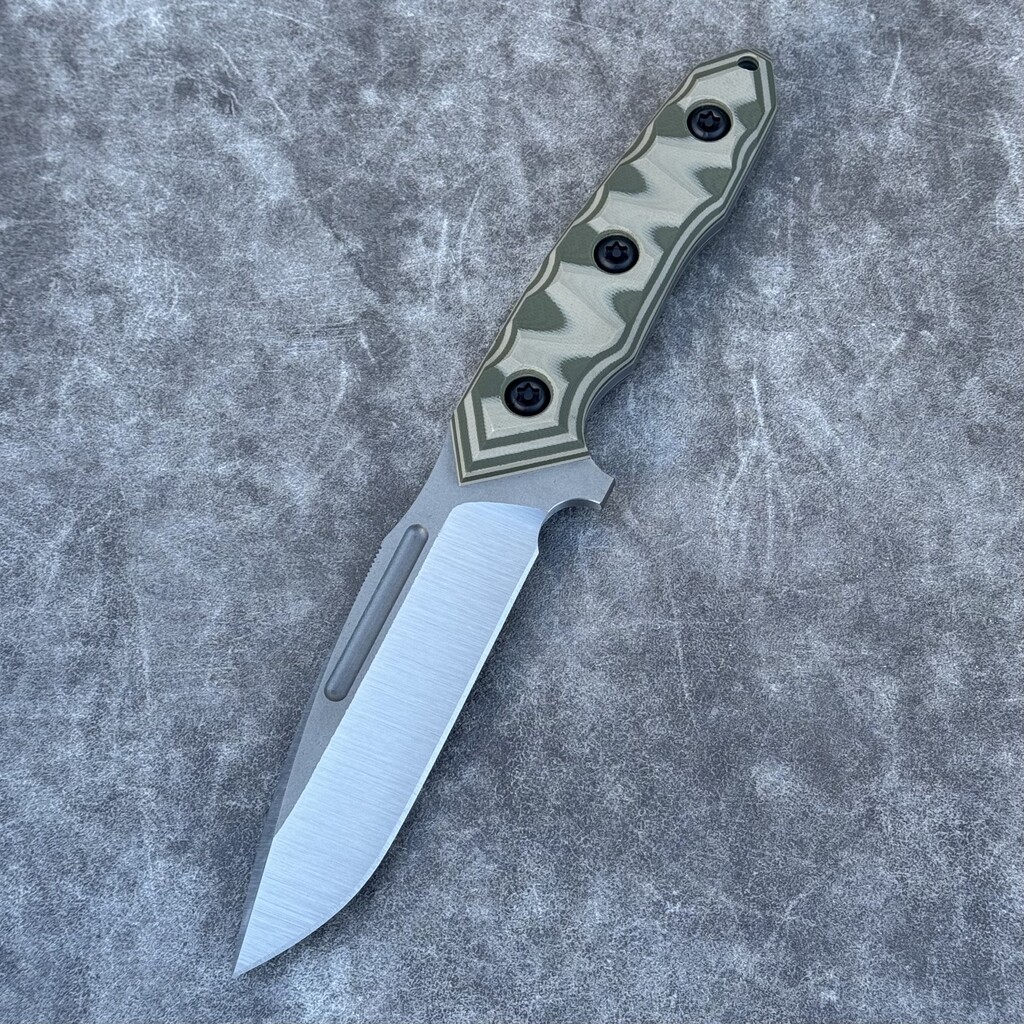 Nóż PG Knives | Piotr Gościniak Cayman "Bravo" | Satin Elmax Tan-OD Green G10 OD Green Kydex