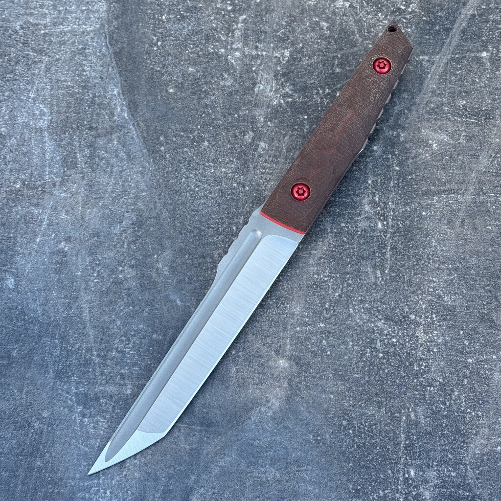 Nóż PG Knives | Piotr Gościniak Tanto 02 "Enrai" | Satin Elmax Brown Micarta/Red G10 Spacers G10 Black Kydex