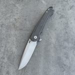 Nóż Składany MK Knives & Tools Ingeni MT 'Penumbra' | Seria Mid-Tech Po Customizacji | Sandblasted CPM-S90V Black Stormwash Titanium Flipper Frame Lock