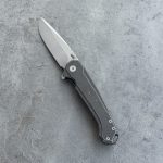 Nóż Składany MK Knives & Tools Ingeni MT 'Penumbra' | Seria Mid-Tech Po Customizacji | Sandblasted CPM-S90V Black Stormwash Titanium Flipper Frame Lock - obrazek 6