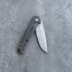 Nóż Składany MK Knives & Tools Ingeni MT 'Penumbra' | Seria Mid-Tech Po Customizacji | Sandblasted CPM-S90V Black Stormwash Titanium Flipper Frame Lock - obrazek 7