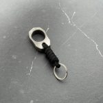TRC Knives Titanium K-Ring by Ostap Hel Design – Tytanowa Zawieszka EDC z Podpisami - obrazek 3