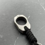 TRC Knives Titanium K-Ring by Ostap Hel Design – Tytanowa Zawieszka EDC z Podpisami - obrazek 5