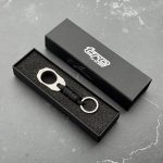 TRC Knives Titanium K-Ring by Ostap Hel Design – Tytanowa Zawieszka EDC z Podpisami - obrazek 6