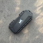 Nóż składany MK Knives & Tools Humbler “Toxic Storm” Black Stonewashed MagnaCut – Limited FatCarbon Series | Zestaw kolekcjonerski - obrazek 7