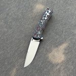 Nóż składany MK Knives & Tools Humbler “Nebula” Satin MagnaCut – Limited FatCarbon Series | Zestaw kolekcjonerski