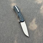 Nóż składany MK Knives & Tools Humbler “Arctic Storm” Satin MagnaCut – Limited FatCarbon Series | Zestaw kolekcjonerski - obrazek 2