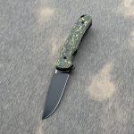 Nóż składany MK Knives & Tools Humbler “Toxic Storm” Black Stonewashed MagnaCut – Limited FatCarbon Series | Zestaw kolekcjonerski