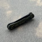 Nóż składany MK Knives & Tools Humbler “Toxic Storm” Black Stonewashed MagnaCut – Limited FatCarbon Series | Zestaw kolekcjonerski - obrazek 4