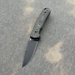 Nóż składany MK Knives & Tools Humbler “CAMO Gold” Black Stonewashed MagnaCut – Limited FatCarbon Series | Zestaw kolekcjonerski