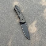 Nóż składany MK Knives & Tools Humbler “CAMO Gold” Black Stonewashed MagnaCut – Limited FatCarbon Series | Zestaw kolekcjonerski - obrazek 3